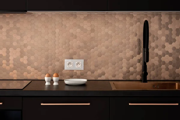 Elegante Cocina Negra Con Azulejos Hexagonales Forma Pared Cobre Desayuno —  Fotos de Stock