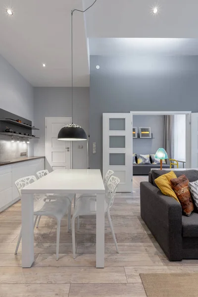 Moderno Apartamento Interior Branco Cinza Com Piso Madeira Luzes Teto — Fotografia de Stock