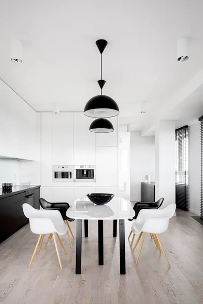 Modern Beyaz Yemek Masası Iki Siyah Tavan Lambası Altında Geniş — Stok fotoğraf
