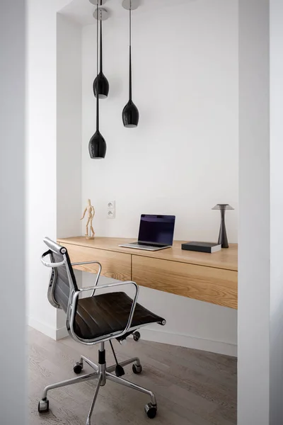 简朴的家庭办公角落 配有木制书桌 舒适的椅子和天花板灯 — 图库照片