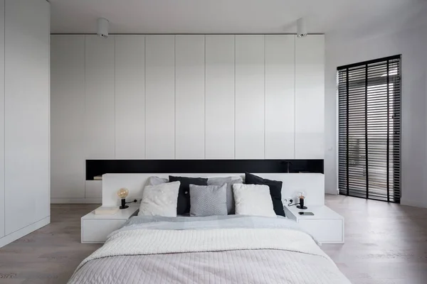Modernes Weißes Schlafzimmer Mit Großem Bett Vielen Schränken Und Balkonfenster — Stockfoto