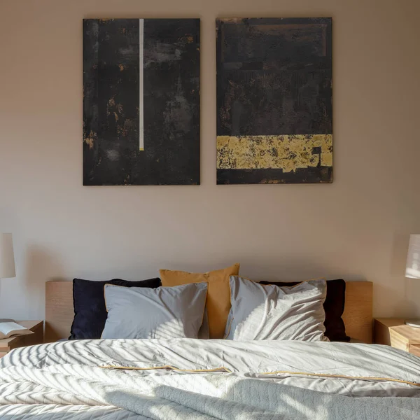 风格新颖的卧室 有舒适的大床 墙上挂着艺术品 — 图库照片