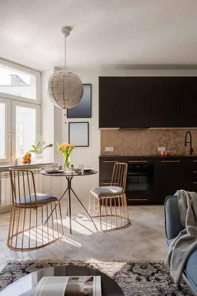 Stilvolle Wohnung Mit Esstisch Und Zwei Stühlen Schwarzer Küche Und — Stockfoto
