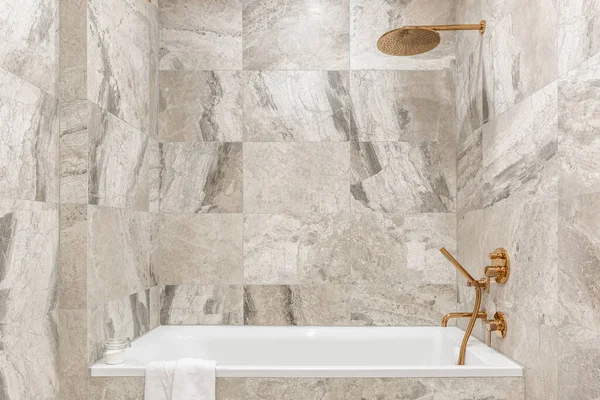 Eenvoudige Witte Badkuip Badkamer Met Beige Marmeren Tegels Koperen Kraan — Stockfoto