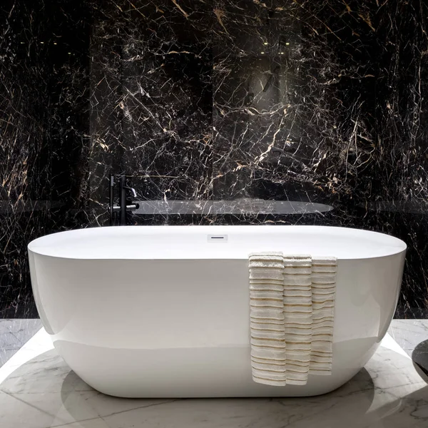 Bañera Ovalada Blanca Lujo Elegante Baño Con Azulejos Mármol Negro —  Fotos de Stock