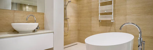 Panorama Eleganckiej Łazienki Stylową Wanną Prysznicem Umywalką Oraz Beżowymi Płytkami — Zdjęcie stockowe