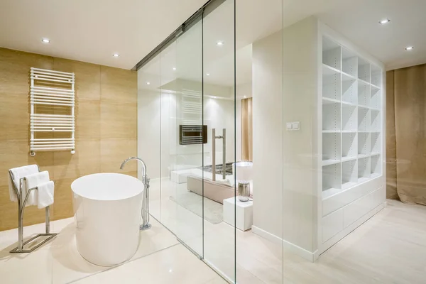 Elegante Baño Con Bañera Pared Cristal Lado Armario Dormitorio Grande — Foto de Stock