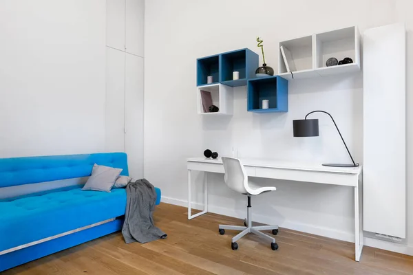 Habitación Simple Blanca Con Suelo Madera Escritorio Blanco Con Silla — Foto de Stock