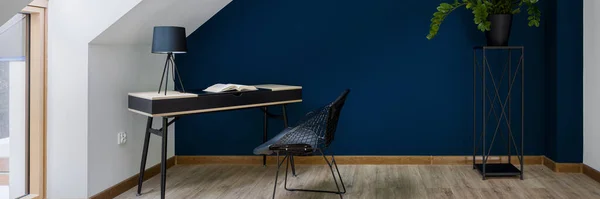 Mansardenzimmer Mit Stilvoller Marineblauer Wand Und Arbeitsecke Mit Schreibtisch Und — Stockfoto