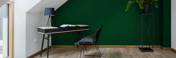 Panorama Zone Étude Avec Bureau Simple Chaise Dans Chambre Mansardée — Photo