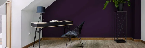 Elegante Pared Púrpura Sala Estudio Ático Con Suelo Madera Panorama —  Fotos de Stock