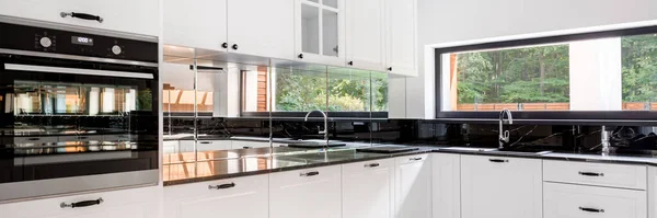 Panorama Cocina Elegante Con Muebles Blancos Ventana Horno Encimeras Negras — Foto de Stock