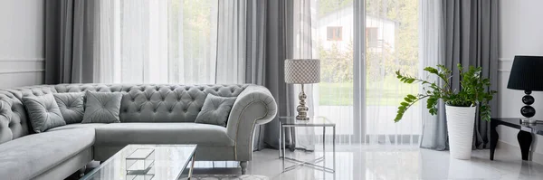 Panorama Glamour Stil Vardagsrum Med Quiltad Hörnsoffa Och Glas Soffbord — Stockfoto