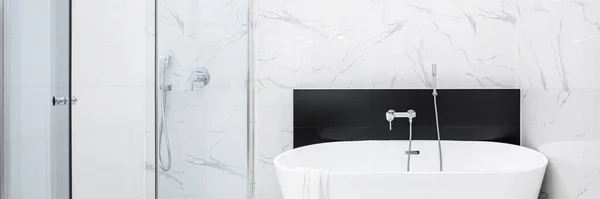 Elegante Badkamer Met Witte Marmeren Wandtegels Douche Stijlvol Bad Panorama — Stockfoto