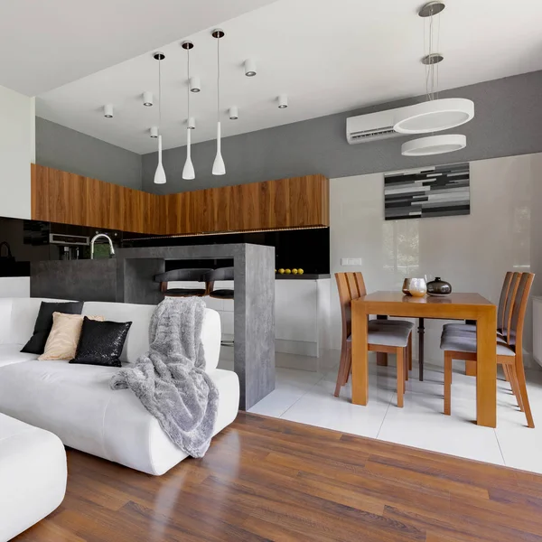 Modern Appartement Met Open Keuken Naar Woonkamer Met Houten Vloer — Stockfoto