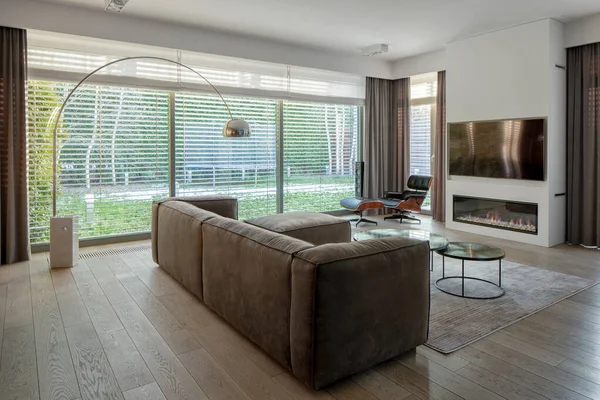 Luxus Und Stilvolles Wohnzimmer Mit Fensterwand Eleganten Möbeln Und Fernseher — Stockfoto