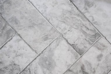 Modern gri, dikdörtgen şekilli döşeme döşemeleri, ringa kemiği desenine yerleştirilmiş.
