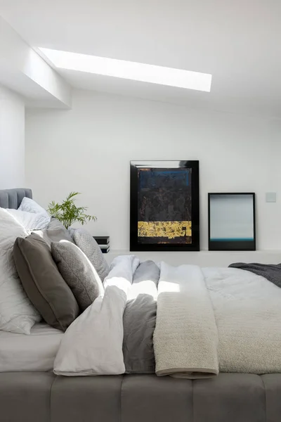 Élégante Chambre Blanche Avec Grand Lit Art Avec Fenêtre Plafond — Photo