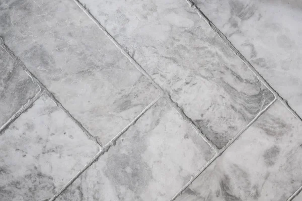 Modern gri, dikdörtgen şekilli döşeme döşemeleri, ringa kemiği desenine yerleştirilmiş.