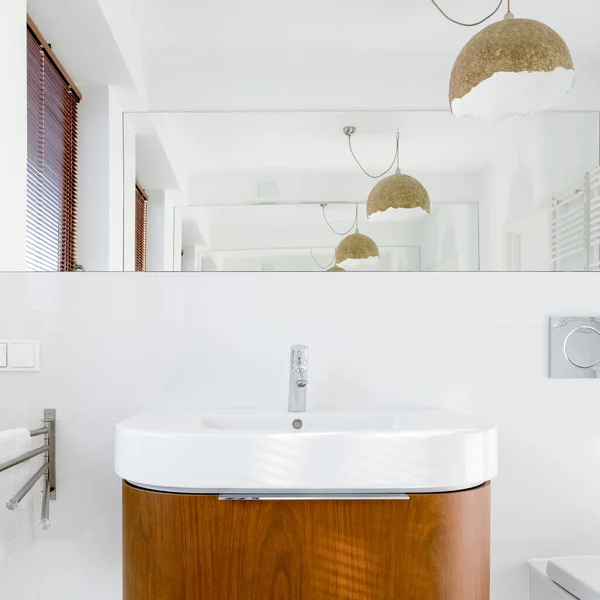 白色小洗澡盆 有木制抽屉 墙上有一面大镜子 — 图库照片