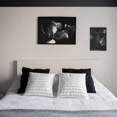 Basit ve modern, siyah ve beyaz yatak odaları duvarları ve büyük yatakları var.