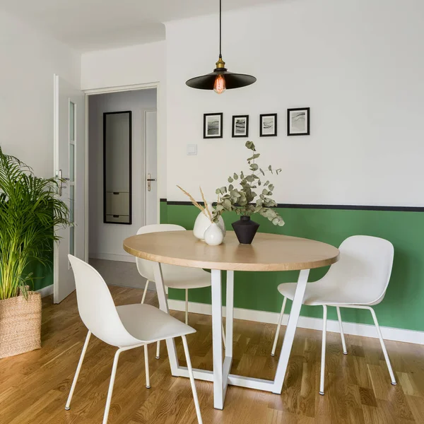 Wohnzimmer Mit Weißen Und Grünen Wänden Holzboden Und Holztisch Mit — Stockfoto
