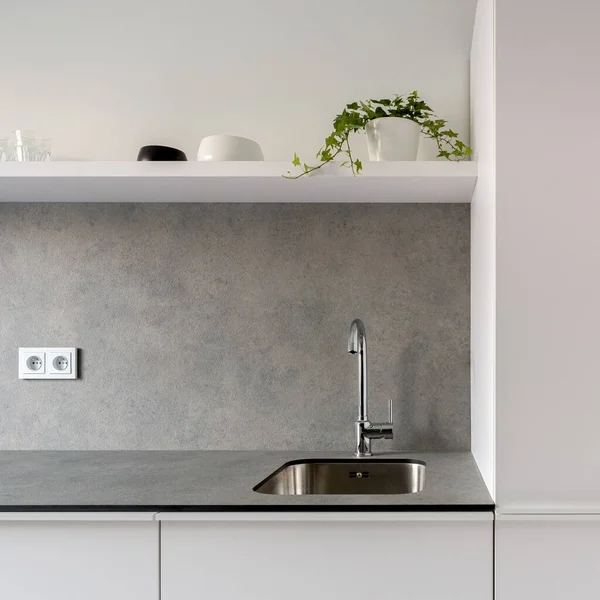 现代厨房简单的水槽和水龙头 配有灰色台面和白色家具 — 图库照片