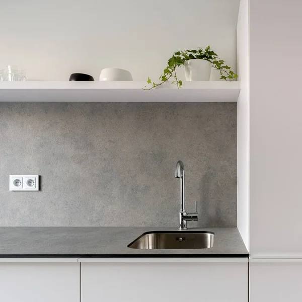 Fregadero Simple Grifo Cocina Moderna Con Encimera Gris Muebles Blancos — Foto de Stock