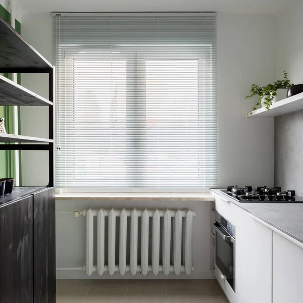 Cocina Pequeña Sencilla Con Ventana Muebles Blancos Estilo Vintage Aparador — Foto de Stock