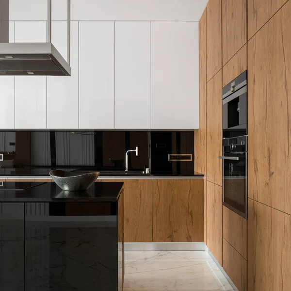 精致时尚的厨房 有木制 黑白橱柜 黑色台面和大理石地板 — 图库照片