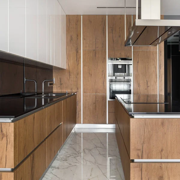 Elegante Keuken Met Houten Witte Kasten Zwarte Aanrechtbladen Marmeren Vloer — Stockfoto