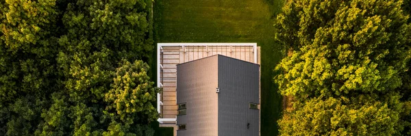 Panorama Van Elegant Buitenhuis Met Grote Veranda Groen Bos Uitzicht — Stockfoto