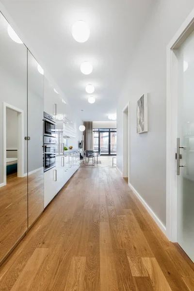 Corredor Apartamento Simples Branco Com Piso Madeira Guarda Roupa Espelhado — Fotografia de Stock