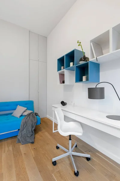 Weiß Blaues Teenagerzimmer Mit Schreibtisch Zum Lernen Blauer Couch Und — Stockfoto