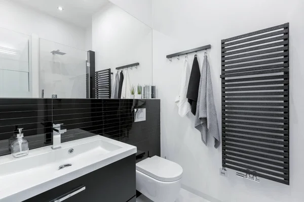 Απλό Ασπρόμαυρο Μπάνιο Μεγάλο Καθρέφτη Μακρύ Νιπτήρα Και Θερμοσίφωνα Τοίχου — Φωτογραφία Αρχείου