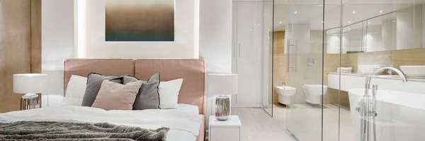 Panorama Dormitorio Principal Lujo Con Cama Grande Junto Elegante Baño — Foto de Stock