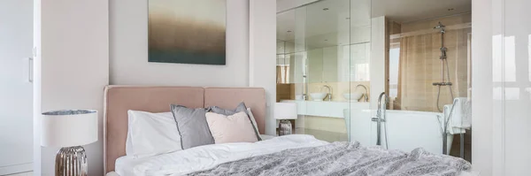 Panorama Hermoso Elegante Dormitorio Principal Interior Con Baño Detrás Pared — Foto de Stock