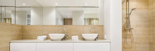 Panorama Elegante Cuarto Baño Interior Azulejos Beige Con Dos Lavabos — Foto de Stock
