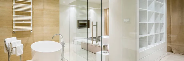 Panorama Baño Elegante Con Bañera Pared Cristal Junto Armario Dormitorio — Foto de Stock