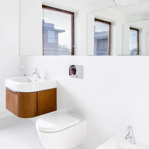 现代白色浴室 镜子和木制箱子 抽屉在小洗脸盆下 — 图库照片
