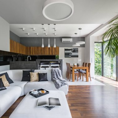 Modern ve açık bir daire. Oturma odası, mutfak ve yemek odası bir ve pencere duvarında.