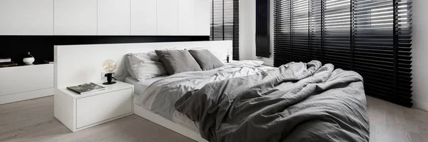 Panorama Stylowej Sypialni Zaprojektowany Kolorze Białym Dużymi Oknami Czarnymi Żaluzjami — Zdjęcie stockowe