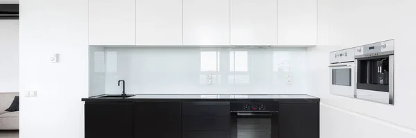 带有黑白家具的厨房室内设计的全景 — 图库照片