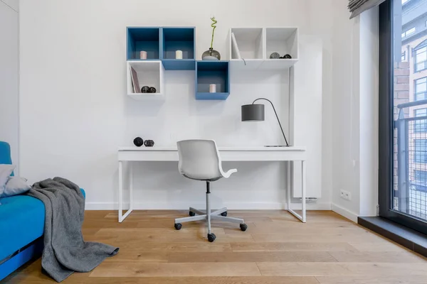 Teen Zimmer Weiß Und Blau Mit Einfachem Schreibtisch Zum Lernen — Stockfoto