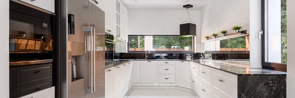 Panorama Cozinha Elegante Com Mobiliário Branco Grande Frigorífico Janelas — Fotografia de Stock