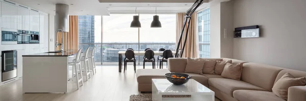 Panorama Elegante Moderno Apartamento Con Gran Sofá Esquina Zona Cocina —  Fotos de Stock
