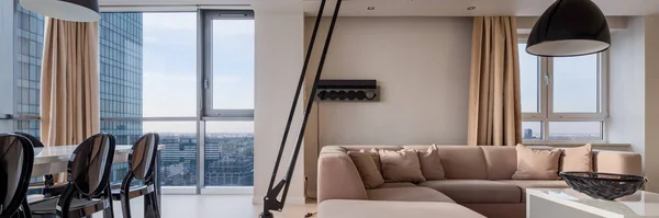 Panorama Lyxigt Vardagsrum Med Svart Lampa Ovanför Elegant Hörnsoffa Fönstervägg — Stockfoto