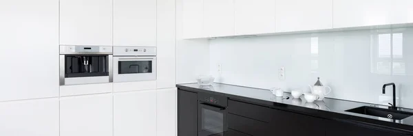 Современный Черно Белый Кухонный Интерьер Встроенными Микроволновкой Кофемашиной — стоковое фото