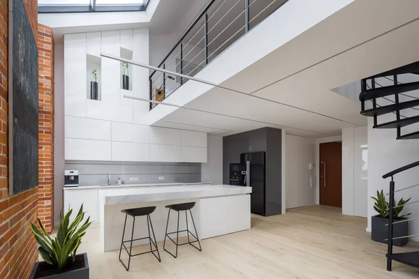 Moderno Loft Con Muro Mattoni Rossi Mobili Cucina Bianchi Pavimento — Foto Stock