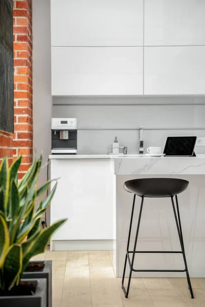 Elegante Silla Negra Isla Cocina Blanca Interior Cocina Con Armarios — Foto de Stock